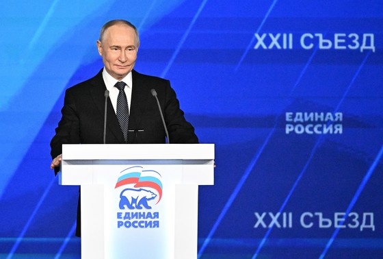    Владимир Путин во время федерального съезда партии «Единая Россия»