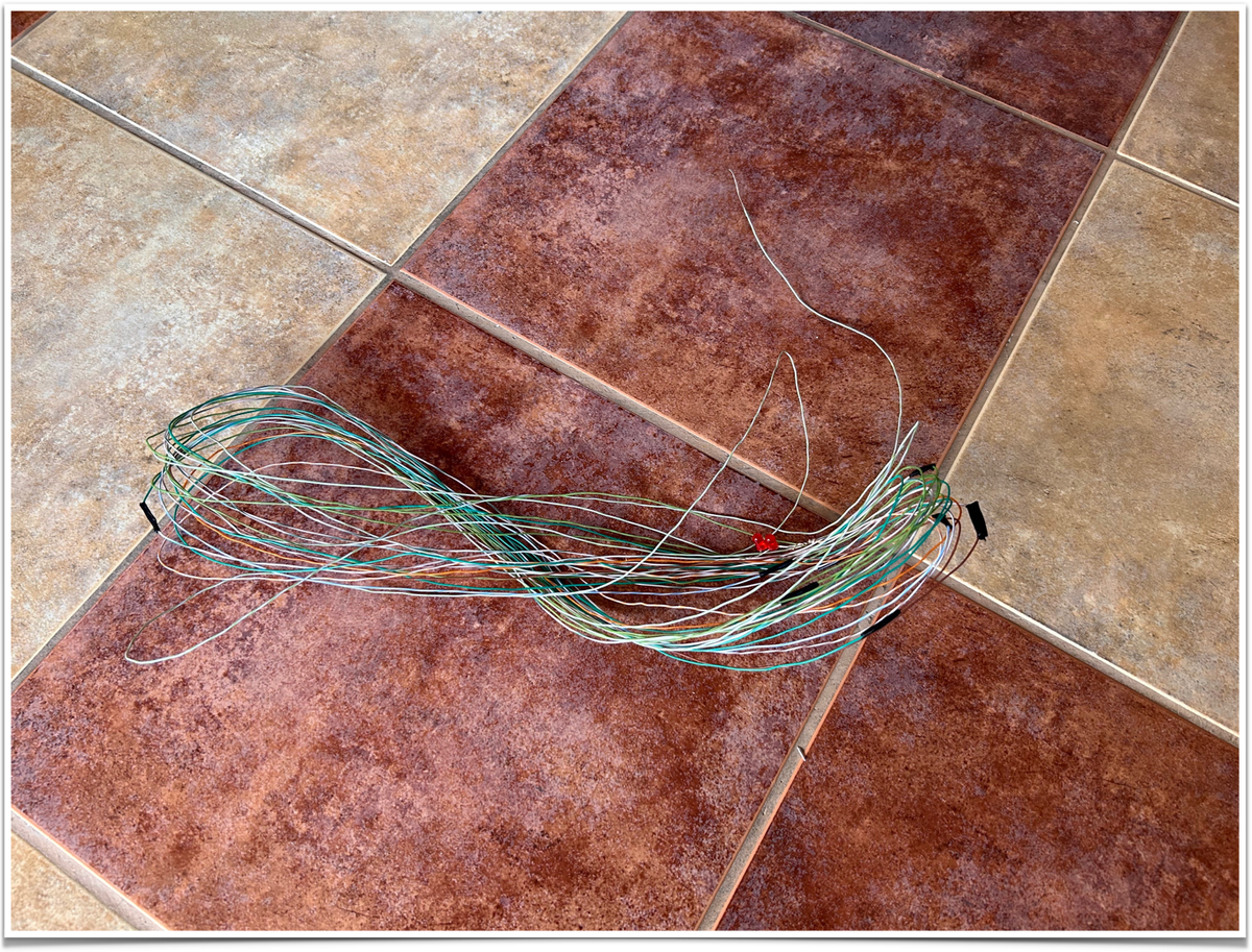 Сделал скрутки и изолировал изолентой, правда чёрного цвета )