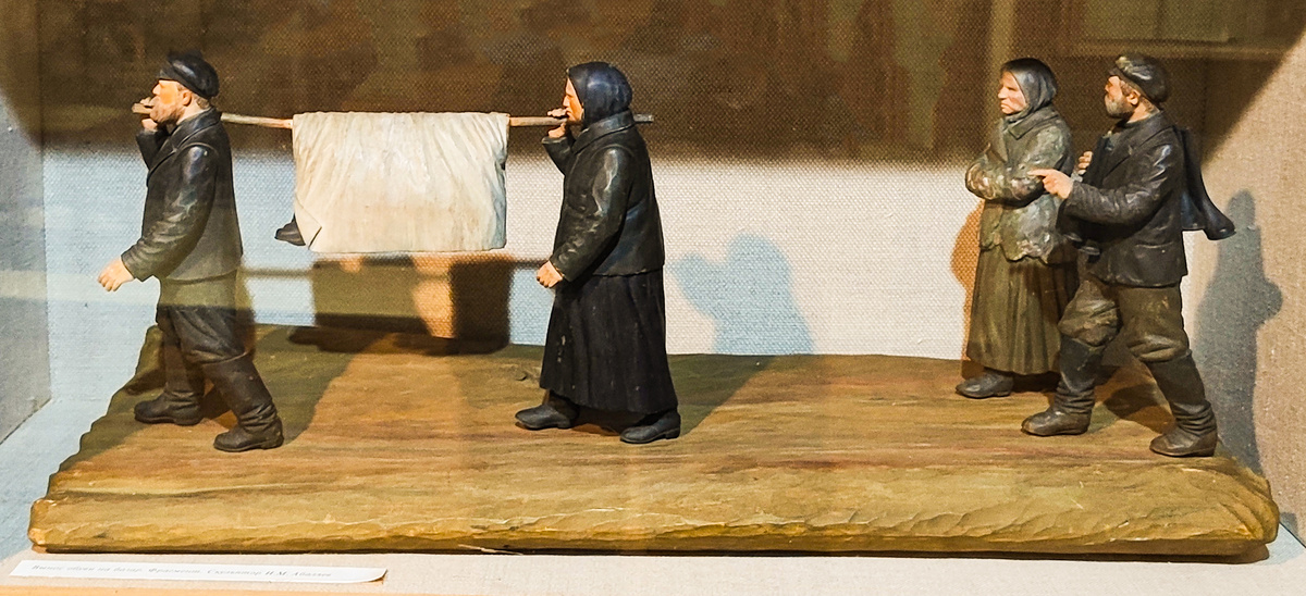 Вынос обуви на базар. Скульптор И.М. Абаляев