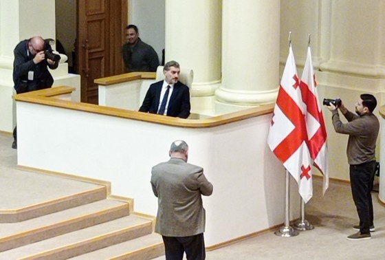    Грузия. Тбилиси. Избранный президент Грузии Михаил Кавелашвили (за трибуной)