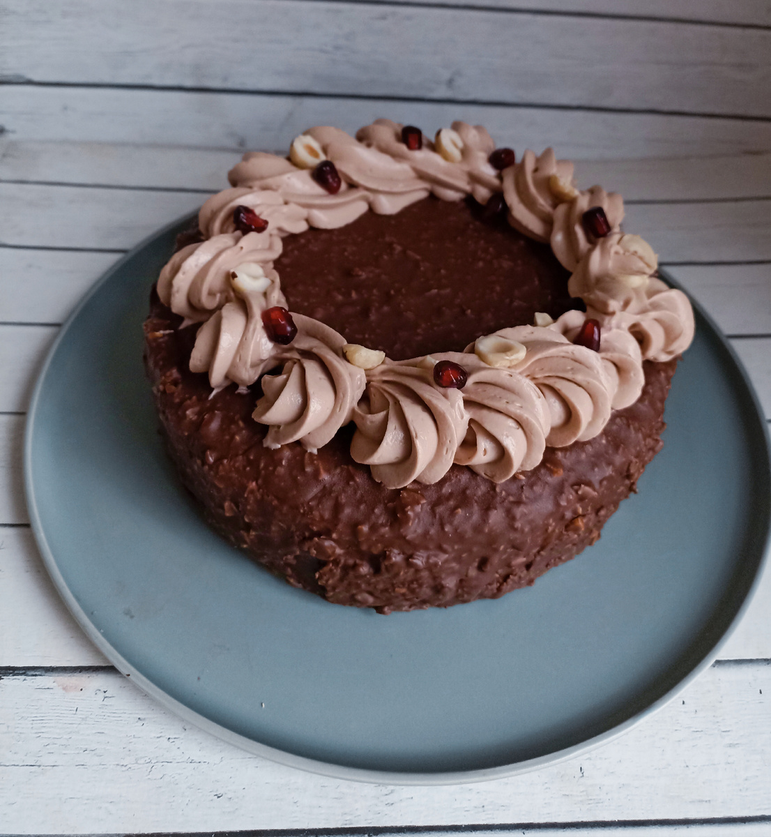 Муссовый торт "Бруска". Брусничный мусс, карамельный крем, сверху глазурь Гурмэ ( с фундуком).