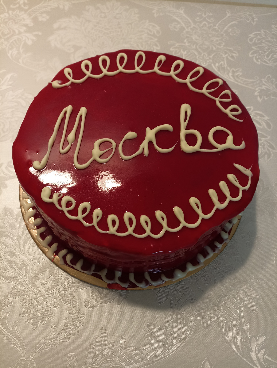 Торт "Москва". Ореховые коржи, крем с варёной  сгущёнкой.