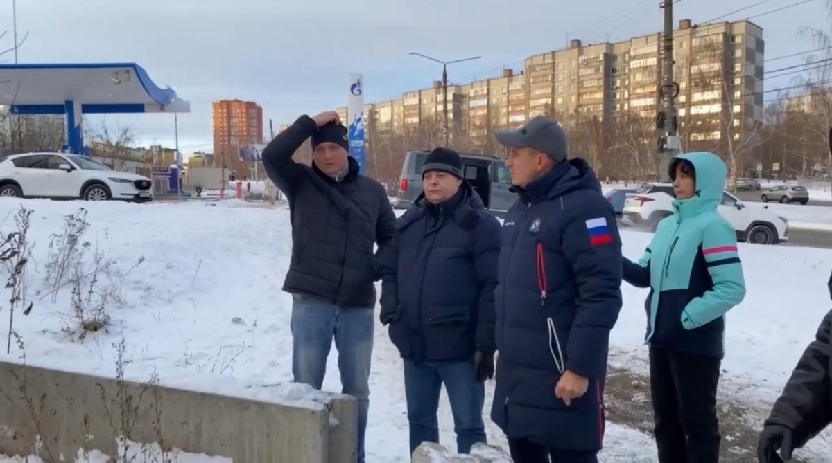    Мэр Курска проверил обустройство тротуара на улице Бойцов 9-й Дивизии