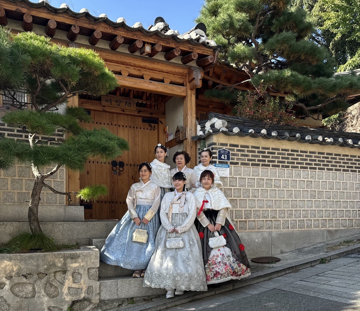 Фотосессия корейской семьи в национальном костюме ханбок  в традиционной деревне