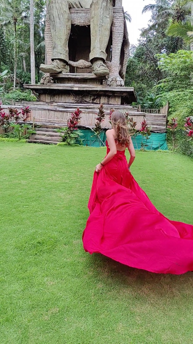 Красивая девушка в красном платье. Старцева Александра. Бали. Убуд.