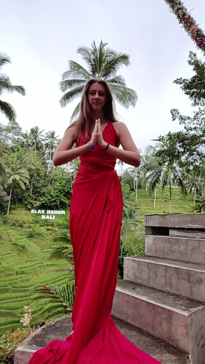 Красивая девушка в красном платье. Старцева Александра. Бали. Убуд.