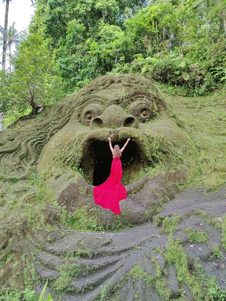 Красивая девушка в красном платье. Старцева Александра. Бали. Убуд.