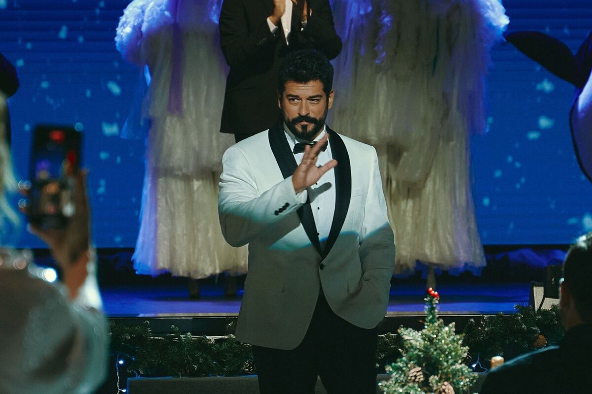 Источник https://img.championat.com/s/1350x900/news/big/l/k/professional-rezhissyor-filma-yolki-11-o-tureckom-aktyore-burake-ozchivite_17339007671820041146.jpg