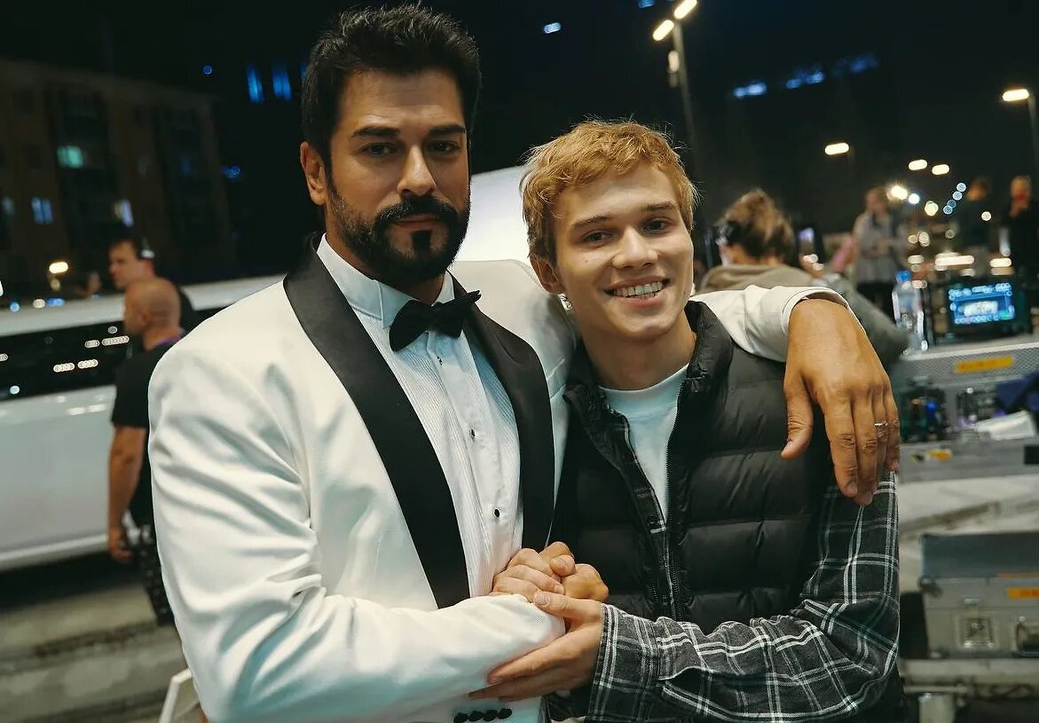 Источник https://static.life.ru/ip/unsafe/rs:fit:1200:/q:95/sh:0.5/czM6Ly9saWZlLXN0YXRpYy9wdWJsaWNhdGlvbnMvMjAyNC84LzI2LzM0NjIyNDkwMTA3NC45NDc5NC53ZWJw