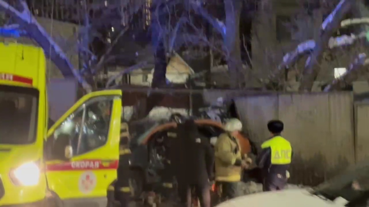    В Уфе на улице Айской произошло крупное ДТП с участием каршерингового автомобиля