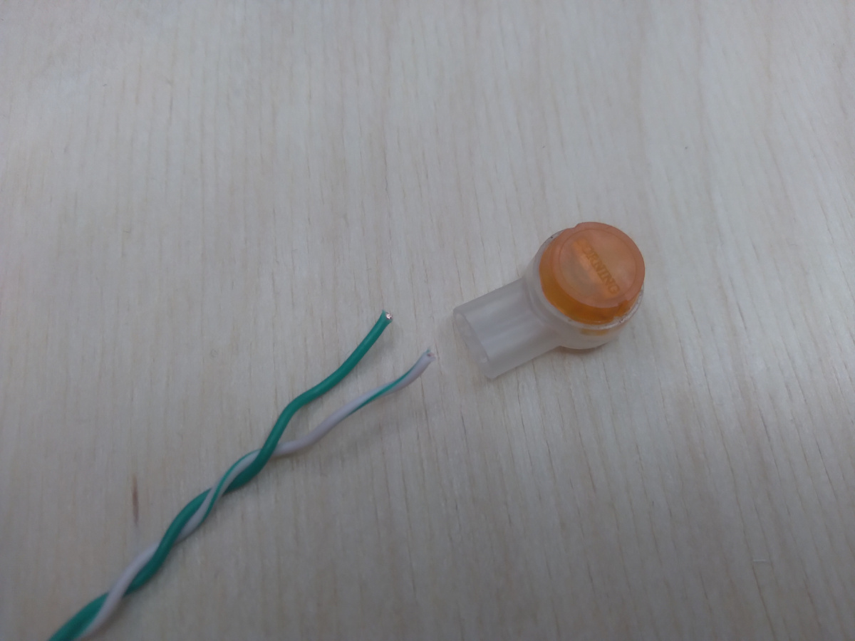 Вставляем жилы в скотчлок