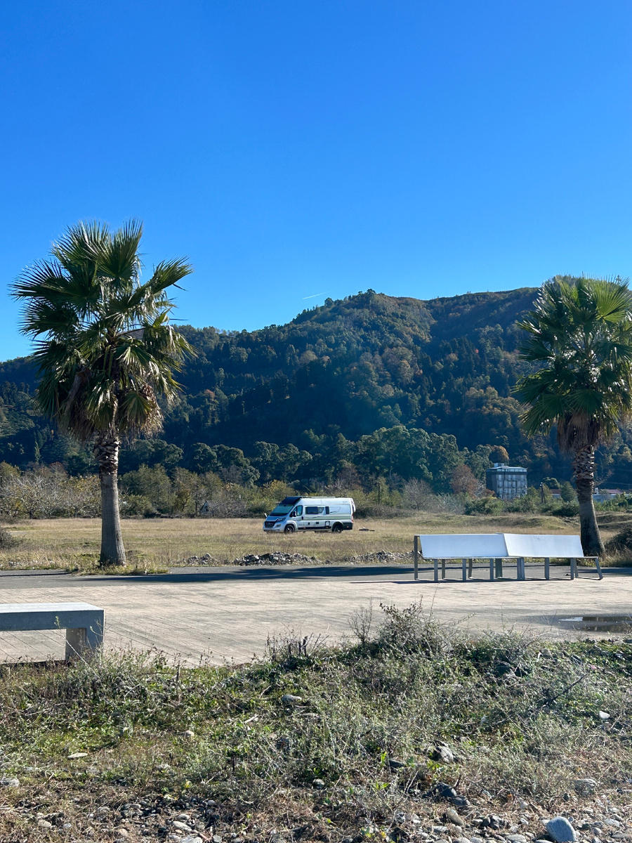 Стоянка в Гонио. Тут же видна часть набережной, где мы планировали покататься 