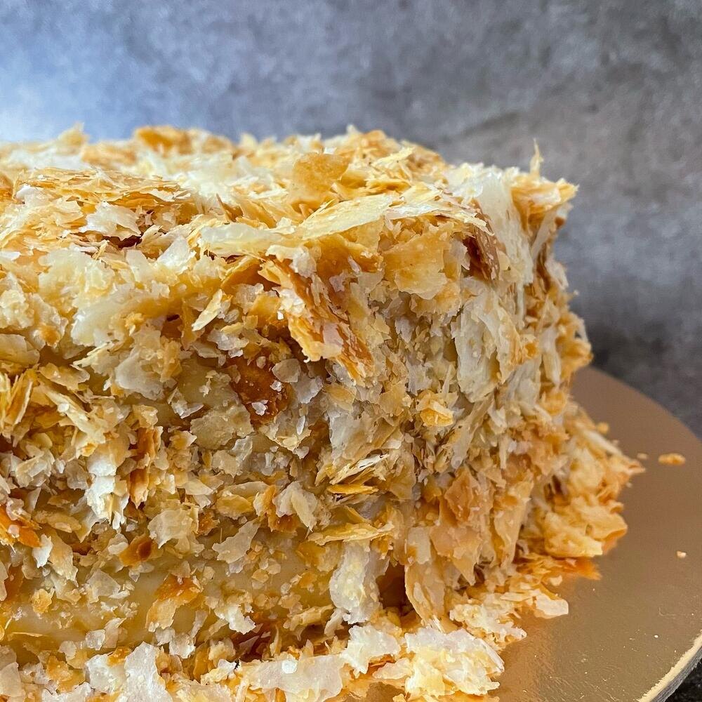 На фото торт "Наполеон с карамельно-ореховой начинкой" собственного изготовления. Семейная кондитерская "Bourbon Shop".
