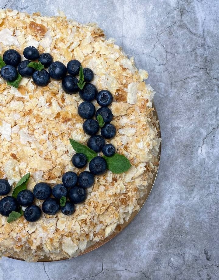 На фото классический торт "Наполеон" собственного изготовления украшен ягодами голубики и листочками мяты. Семейная кондитерская "Bourbon Shop".