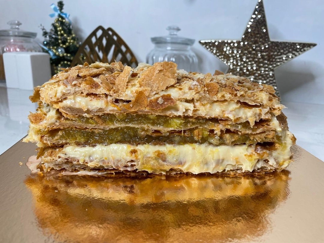 На фото торт "Наполеон" с заварным кремом, апельсиновой начинкой и пряным вкусом корицы. Торт собственного изготовления. Семейная кондитерская "Bourbon Shop".