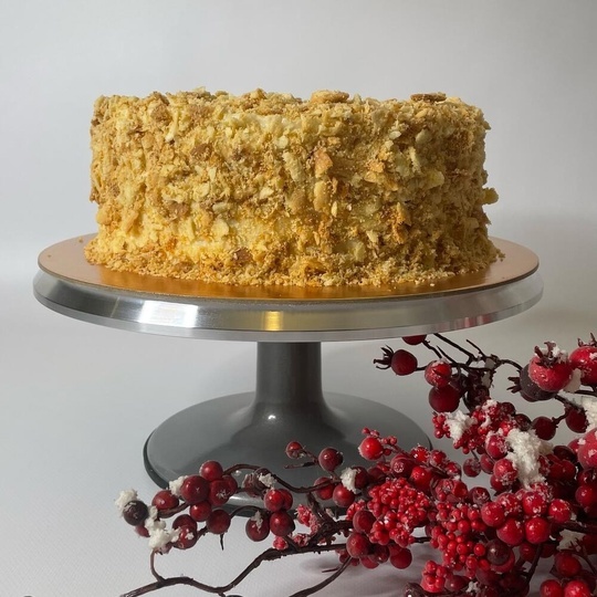 На фото классический торт "Наполеон" собственного изготовления. Семейная кондитерская "Bourbon Shop".