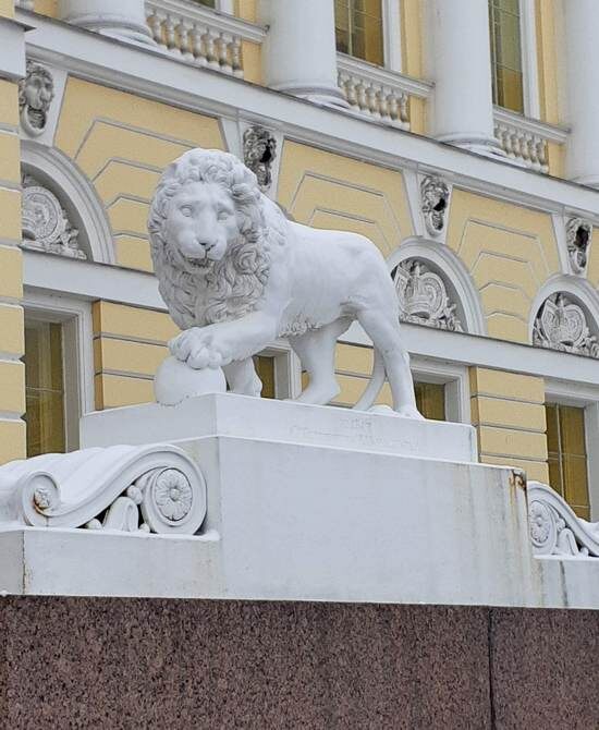 Сторожевой лев у Михайловского дворца (у Русского музея) /фото из личного архива, 2019/
