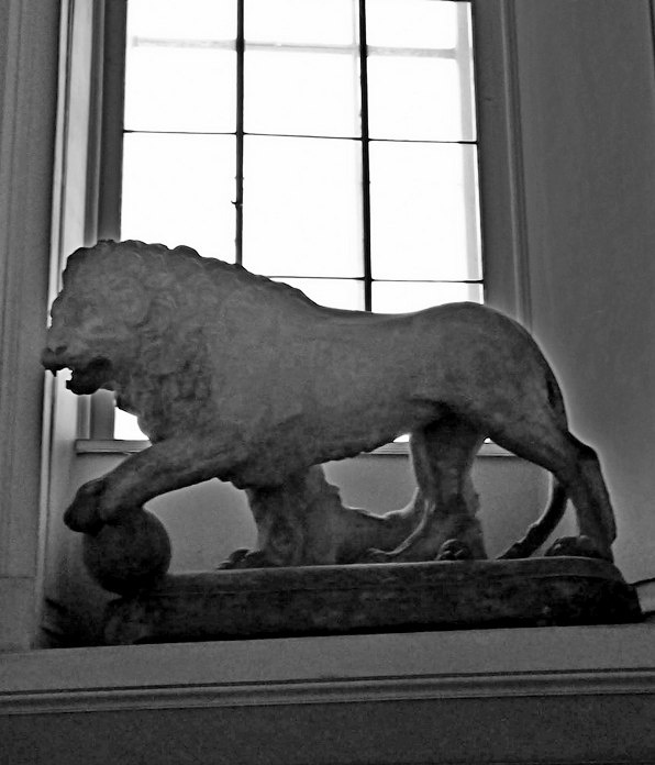 Сторожевой лев встречает всех, кто направляется в Музей Академии художеств /фото из личного архива, 2017/