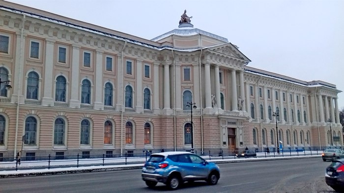 Здание Академии художеств на Университетской набережной в Петербурге /фото из личного архива, 2018/