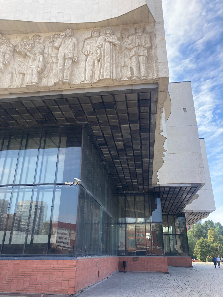 Помимо классических экспонатов о культуре местного народа (одежда, посуда, другие предметы быта), археологических находок, зала, посвященном Великой отечественной войне, в музее представлены остатки скелетов и макеты морских рептилий, обитавших в древнем море на территории современной Самарской области в юрский и меловой периоды (150-130 миллионов лет назад), а также других древних организмов, живших в этих краях после.