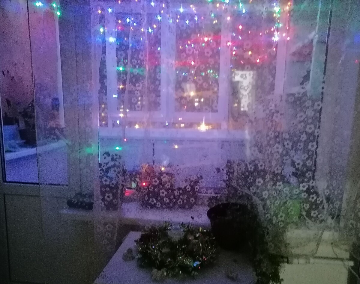 Гирлянды на балконе