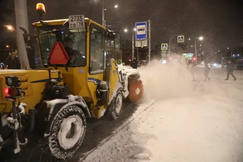 УКоммунальные службы города встретили ночной снегопад во всеоружии - 14 декабря 2024у Уборка снега в Санкт-Петербурге Из картинок Яндекса