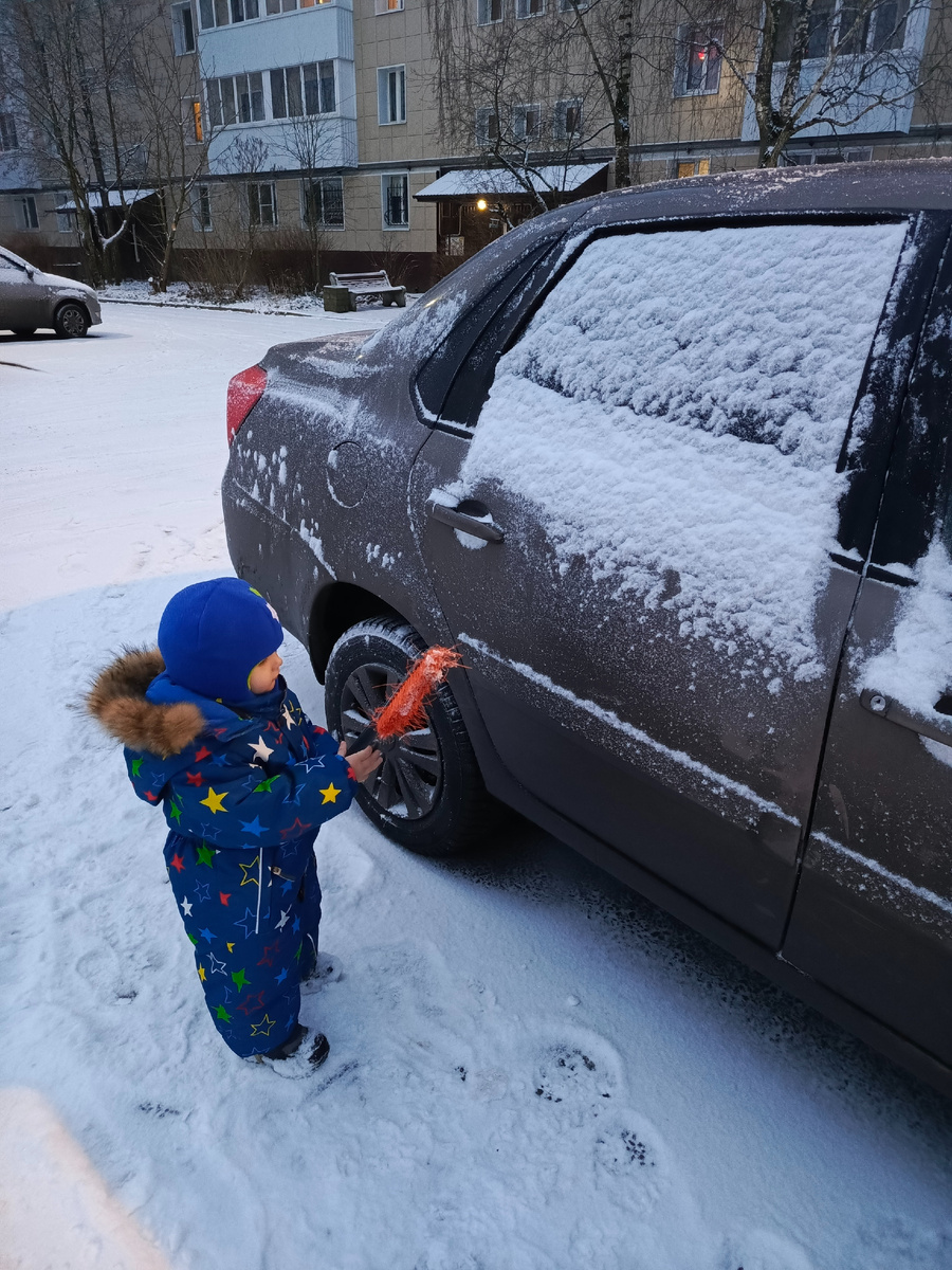 Васю пришлось тащить в школу с собой: муж тоже в школе, старший сын на учебе. А с Захаром пока оставлять рано.