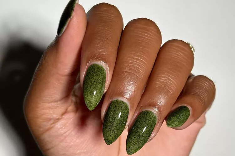     Зелёный маникюр в стиле Гринча: 7 идей рождественского дизайна