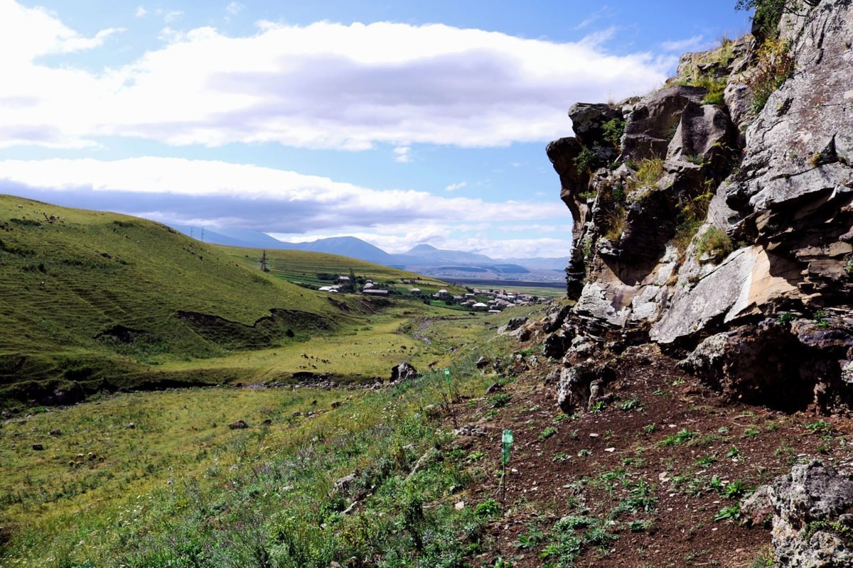 Пещера с петроглифами расположена в двух часах езды от Тбилиси
