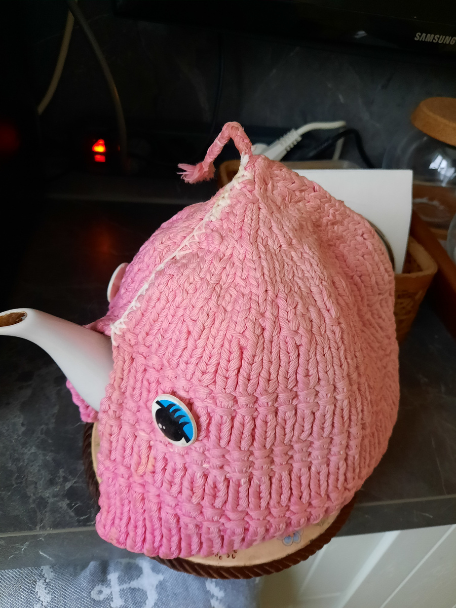 Чайники у нас издавна щеголяют в шапке папиной работы)))