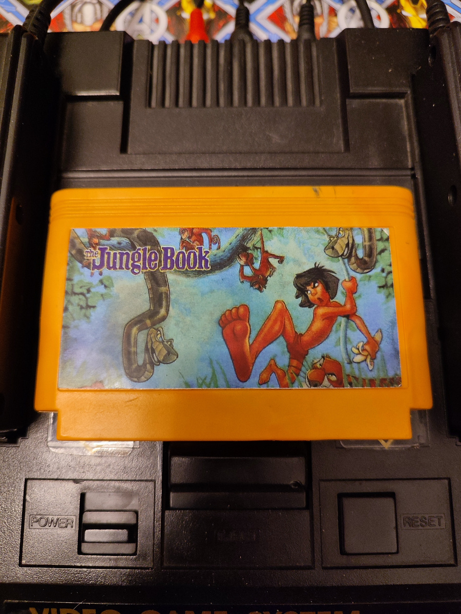 Фото сделаны мной. На фото игра Игра "Книга джунглей". Оригинал игры "The Jungle Book" был разработан Eurocom Entertainment Software и издан Virgin Interactive Entertainment в 1994,.г. для Sega Master System. Геймдизайнеры Дэвид Бишоп, Билл Андерсон, Эрик Ютео, Дэвид Перри, Робб Алви, Джулиан Ригналл. Фото демонстрирует начальную заставку игры, а так же общий визуальный фон игры. Подробнее об этом рассказано в статье. Все материалы принадлежат правообладателям и размещены исключительно в информационных целях.