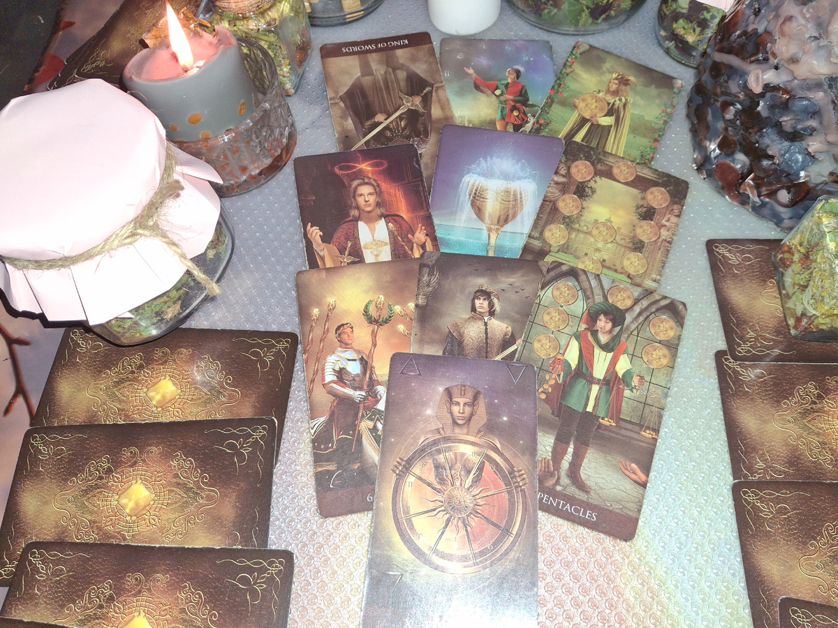 Сейчас разберёмся с мужчиной, который молчит и не проявляется к вам.Что он думает по этому поводу, какие у него чувства к вам на самом деле. И будут, ли с его стороны действия?Раскроем его намерения и планы. Начинаем с сиднификации мужчины.Он поставил на паузу серьёзные отношения с дамой. Мечевой король перевернулся. Воздушной стихии человек, но не обязательно. Не надо привязываться к знакам зодиака, потому что это мы смотрим в каких энергиях мужчина прибывает сейчас. Много думает на тему ваших отношений, не хочет быть бывшим (мечевой король в прямой позиции-это бывший).А он у нас перевернулся, значит не хочет быть от вас в стороне, не хочет быть холодным, его душа просит любви и вашей ласки. Желание есть все начать с начала (дурак-это нулевой аркан).Как-то  хотелось бы ему, чтобы всё по легкому разрешилось, без особых усилий с его стороны. Ставку делает на вас.А,вас показал пентаклевой дамой. У вас есть большая энергия, стремление к стабильности,надёжности и практичности. Постоянство в работе и устойчивое финансовое благополучие. Вас он ассоциирует, как защищённый тыл у мужчины.Поэтому ,почему-то надеется, что вы со своей мудростью протянете ему руку первая, сделаете ему шаг на встречу. Мужчина не такой смелый, как он мог демонстрировать другим.Сейчас у него жизненный тонус низкий, не в ресурсном состоянии. Не хватает решительность,воли,смелости, энергии, вопщем мужской стержень ослаб.  ЕГО МЫСЛИ?Туз кубков-это осознание, что он влюблён, что он любит. Знаете, а скорее всего это осознание пришло к нему уже после вашего расстования. Большое видется на расстоянии. Возможно принимал, как должное вашу заботу и отношение к нему.Это светлый луч, появляющийся в его душе, который вытесняет оттуда всю печаль, уныние, злость и страхи .