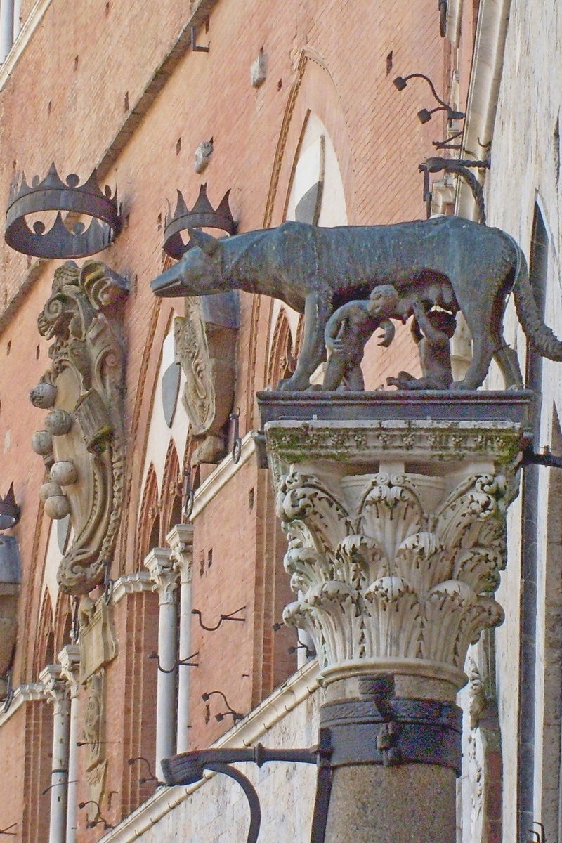 Фото автора. Волчицы часто встречаются в Сиене.