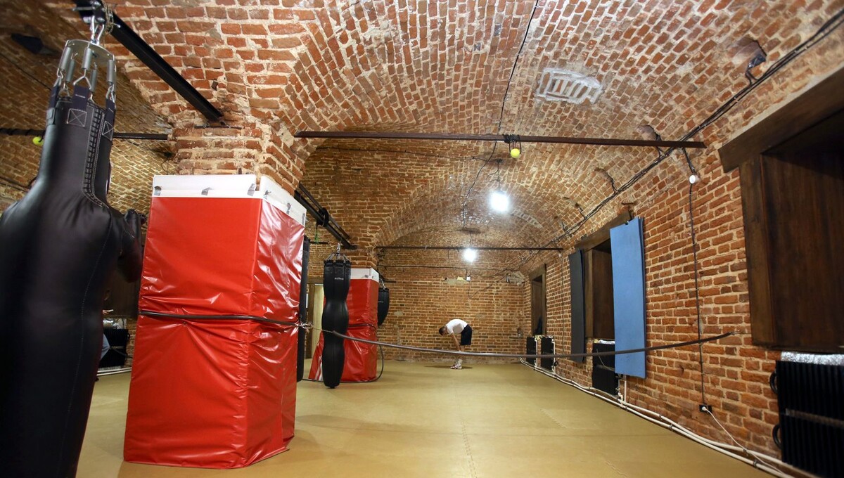 В этом необычном тренировочном зале можно быстро оборудовать 6 мини-рингов. Фото: Игорь ФИЛОНОВ  📷
