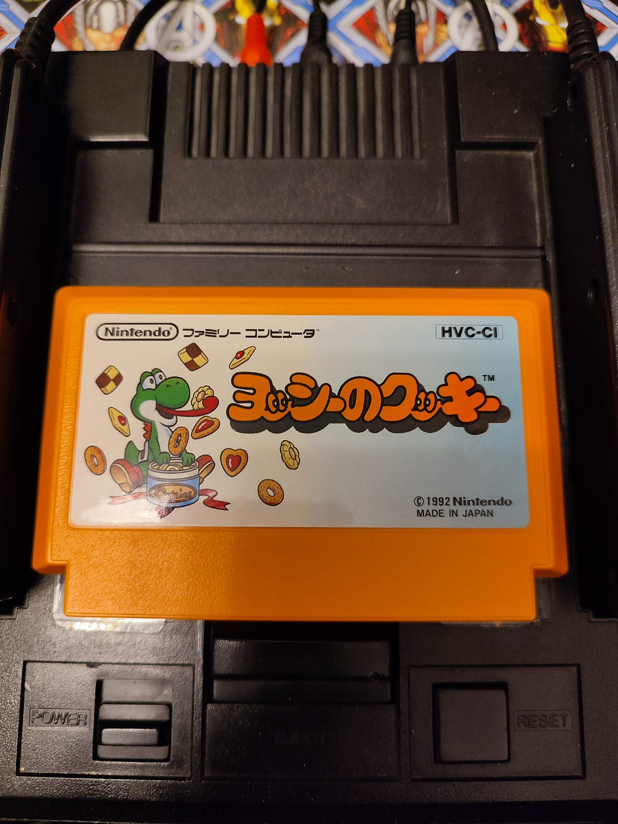 Фото сделаны мной. На фото игра Игра "Печенье Йоши". Оригинал игры "Yoshi’s Cookie" был разработан Tose, Blue Planet Software и издан Nintendo, Blue Planet Software в 1992,.г. для платформ NES, Game Boy, SNES. Геймдизайнеры Дэвид Нолте, Алексей Пажитнов (создатель Тетриса). Фото демонстрирует начальную заставку игры, а так же общий визуальный фон игры. Подробнее об этом рассказано в статье. Все материалы принадлежат правообладателям и размещены исключительно в информационных целях.