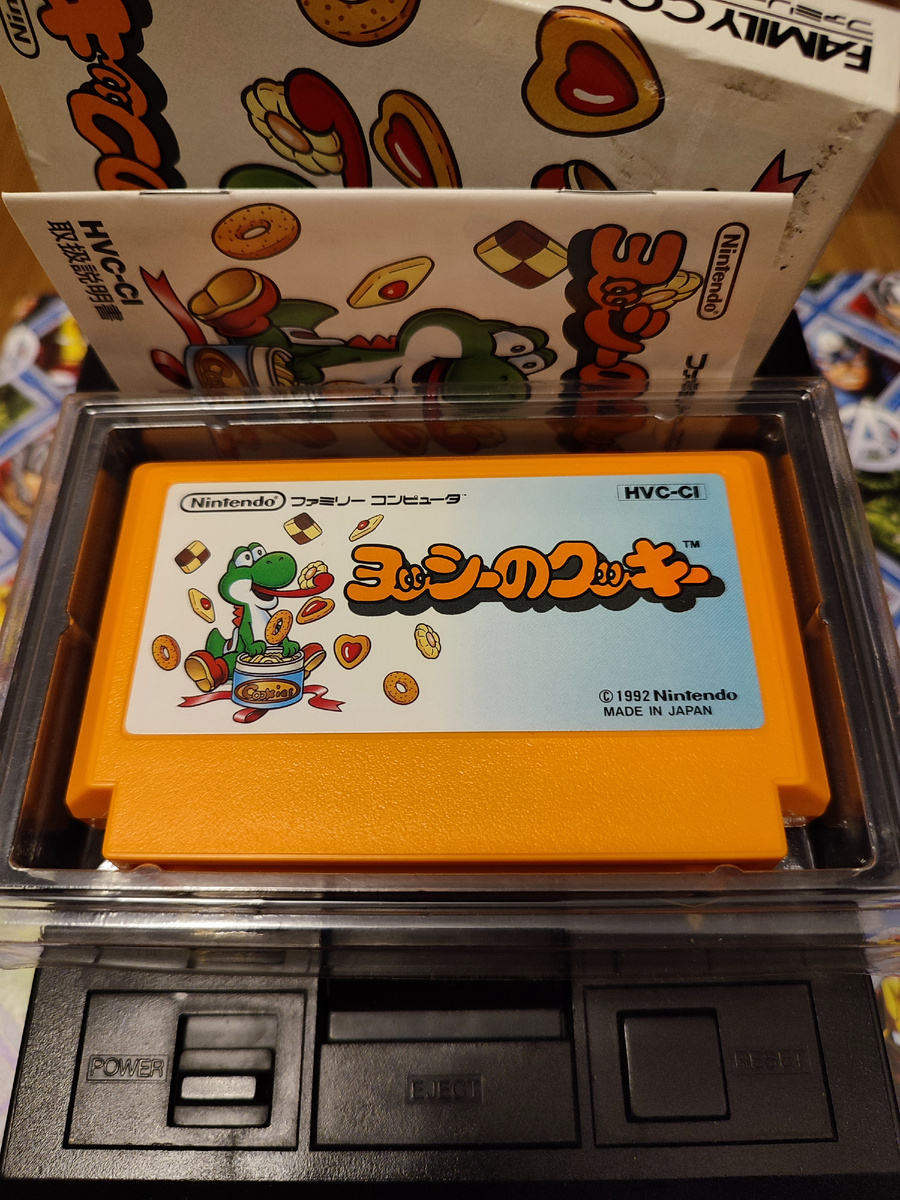 Фото сделаны мной. На фото игра Игра "Печенье Йоши". Оригинал игры "Yoshi’s Cookie" был разработан Tose, Blue Planet Software и издан Nintendo, Blue Planet Software в 1992,.г. для платформ NES, Game Boy, SNES. Геймдизайнеры Дэвид Нолте, Алексей Пажитнов (создатель Тетриса). Фото демонстрирует начальную заставку игры, а так же общий визуальный фон игры. Подробнее об этом рассказано в статье. Все материалы принадлежат правообладателям и размещены исключительно в информационных целях.