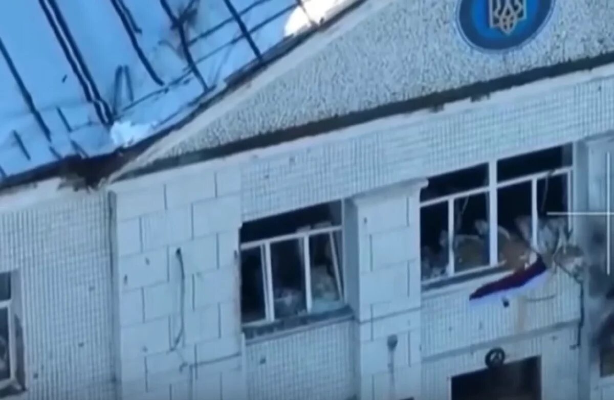    Флаг России взвился на Кураховым.