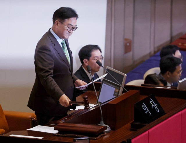 Спикер  Национальной ассамблеи Южной Кореи У Вон Сик объявляет о принятии  законопроекта об импичменте президенту Юн Сок Ёлю на пленарном заседании  в субботу (Рёнхап)