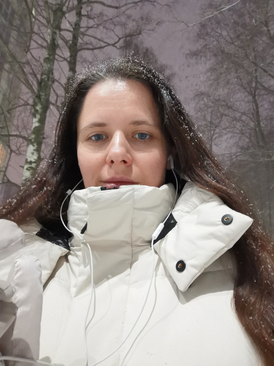 Серые круги пол глазами - это тень) 