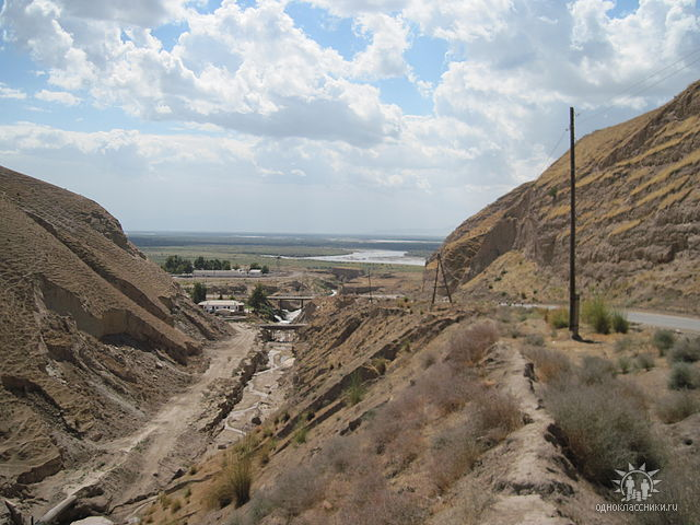 На фото одна из пограничных застав около речки Пяндж, а за ней Афганистан. 