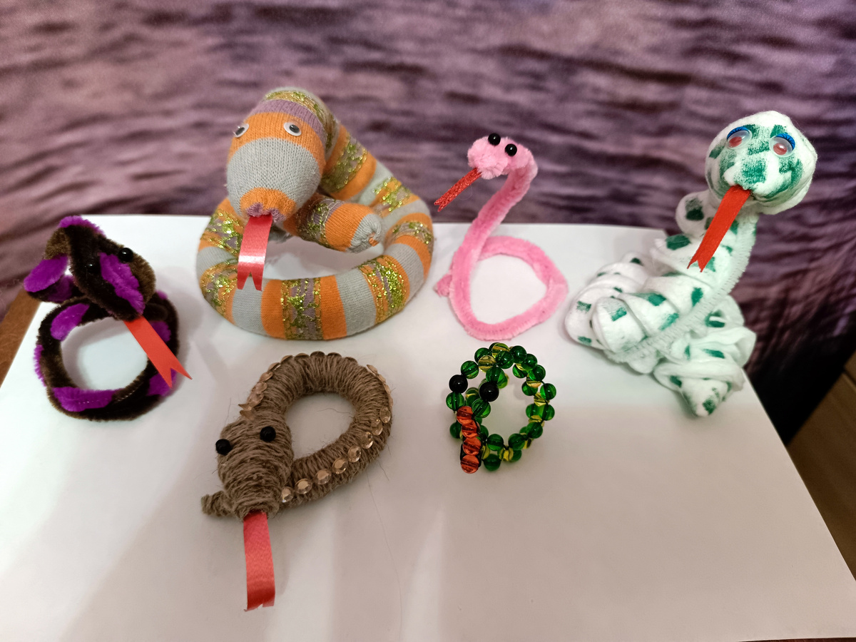 Новогодние поделки - змеи из подручных материалов.