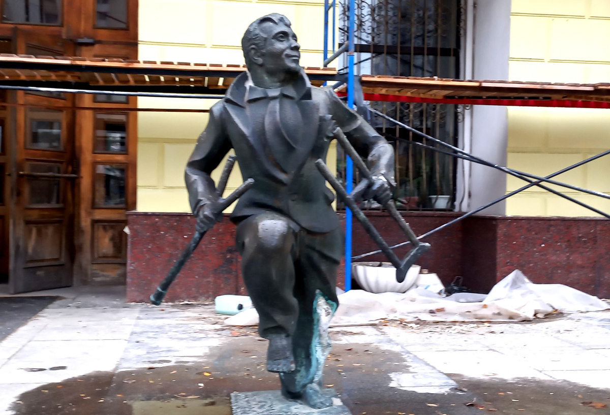 Памятник Игорю Ильинскому или «мнимому больному» в Донецке. Фото декабрь 2024 год 