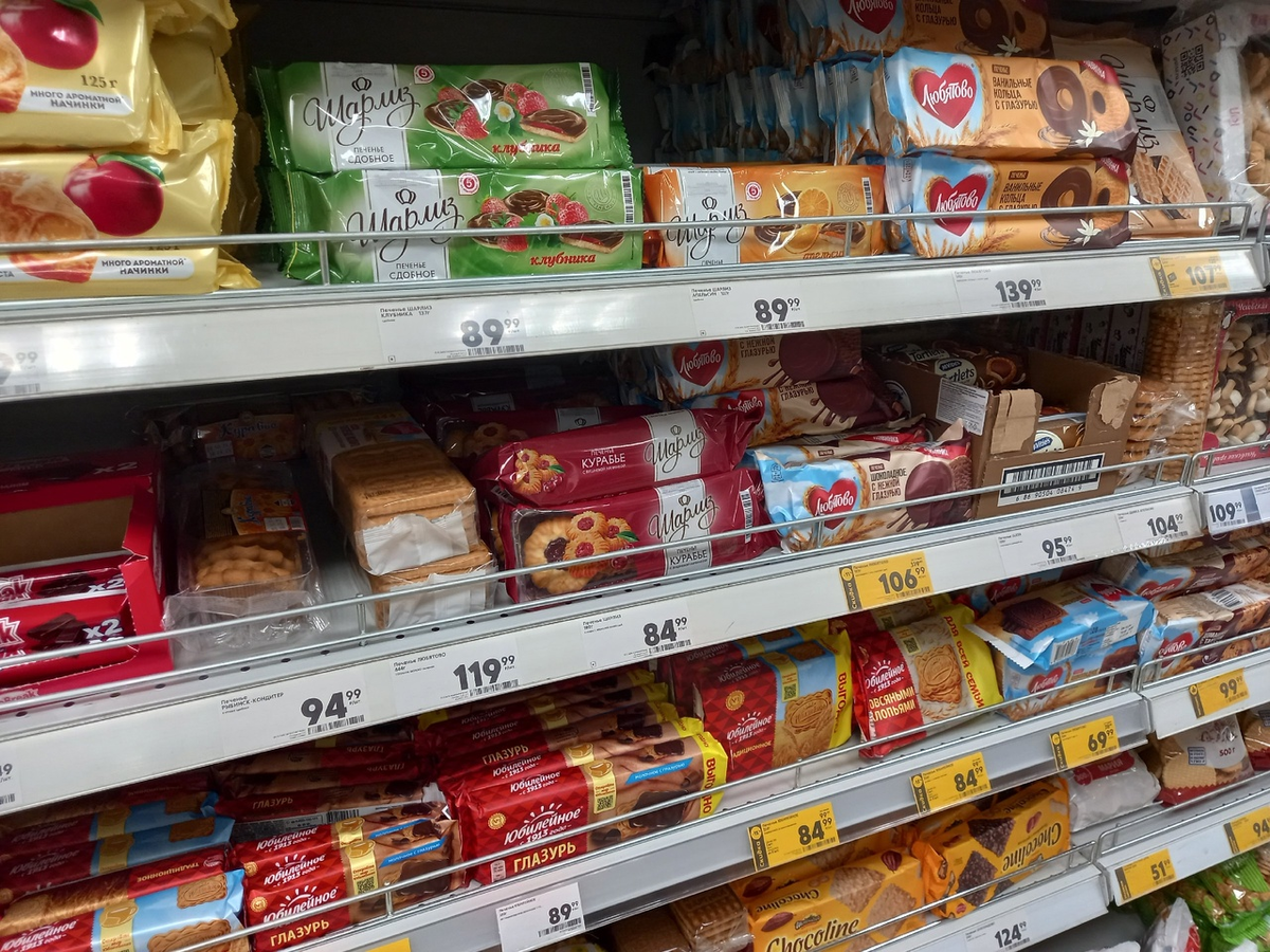 Покупать печенье никто не заставляет, кому не надо - можно просто мимо пройти