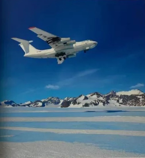 Фото из книги "Надо льдами Антарктиды".  © Фотограф Алексей Нагаев. Издательство "Луноход" 