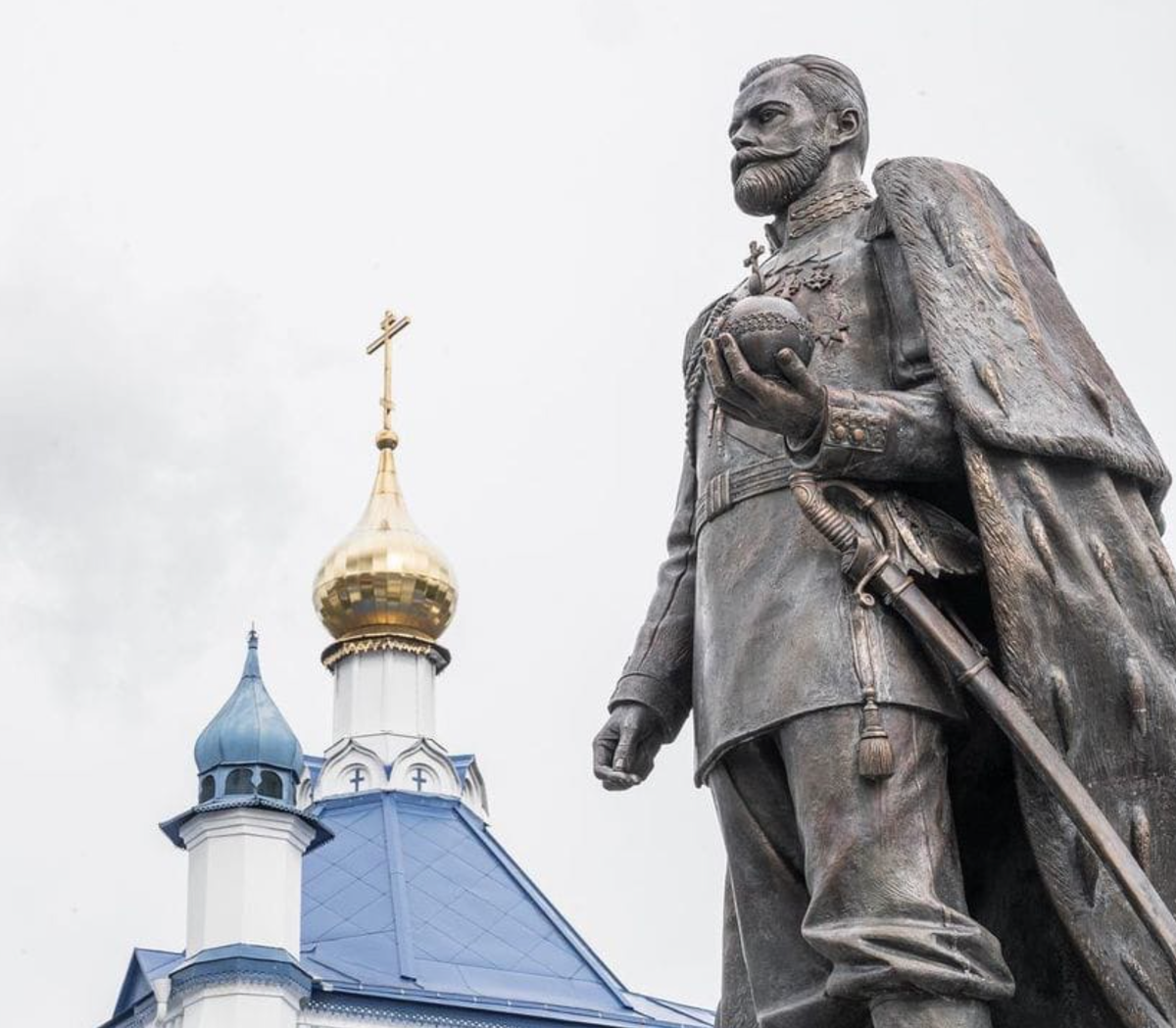 Памятник Николаю Второму в селе Санино