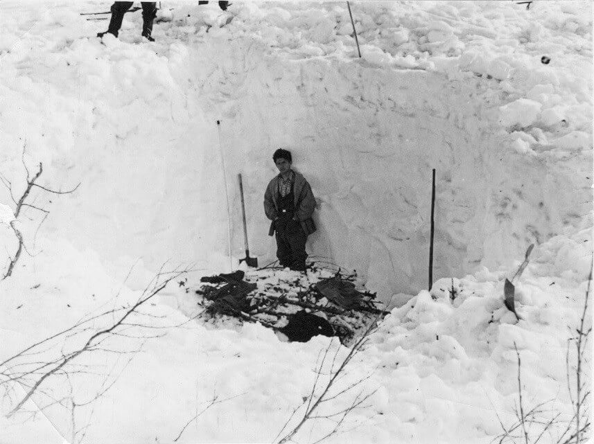 И не 4 метра, и даже не 3. Срез уровня сугроба прямо у него над головой. Выше выброшенный из раскопа снег. Он липкий. Фото из открытого доступа.