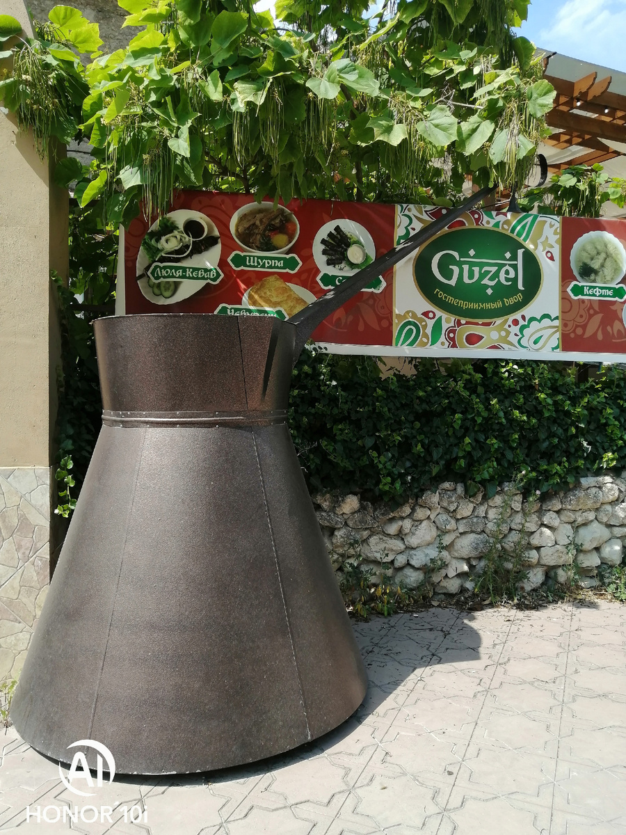    Кафе рядом с парковкой