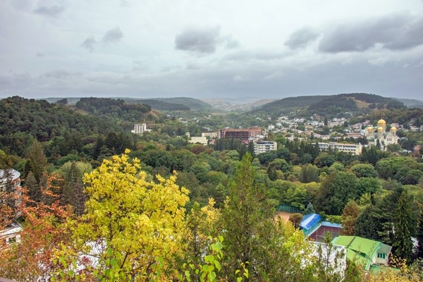 Иногда это очень неплохо когда тебе нет необходимости ни что-то срочно  решать, ну куда-то бежать, ни что-то обязательно сделать ... перед тобой  и так целый мир ...   

Осень в Кисловодске ...   

  