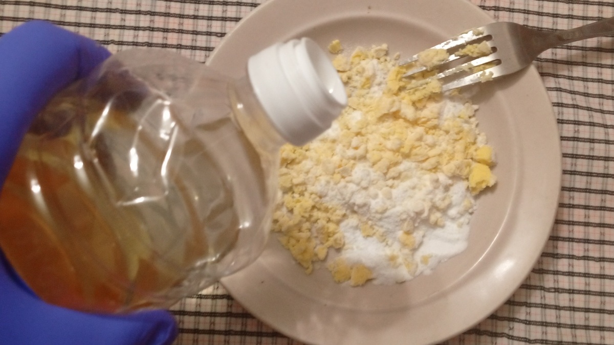 Тщательно разотрите вареный яичный желток до однородной массы. Постепенно добавляйте борную кислоту в порошке к желтку, тщательно перемешивая.