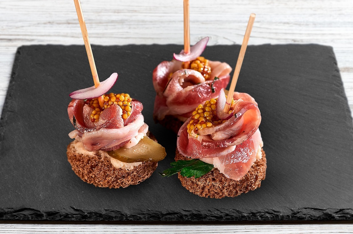 Канапе с грудинкой. Взято из свободных источников